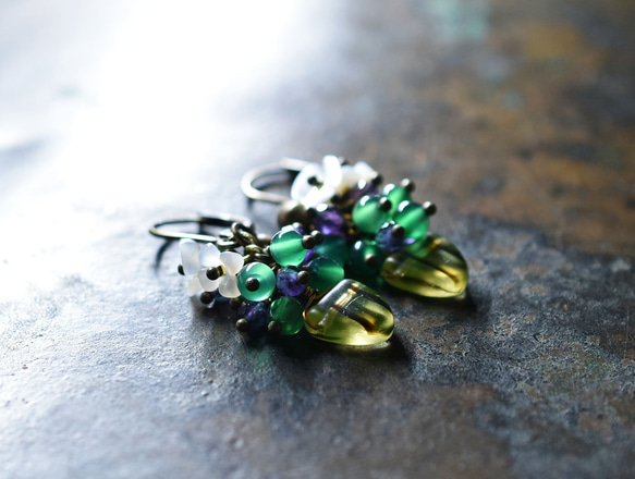 三角鈾玻璃、重型紫水晶、綠瑪瑙、白珍珠貝花、民族鐘形耳環 第1張的照片