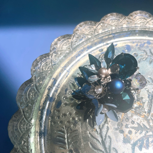 【送料無料】フランスビンテージパーツとお花のビジューブローチ -Mysterious blue- 晴れやかブルー2024 2枚目の画像