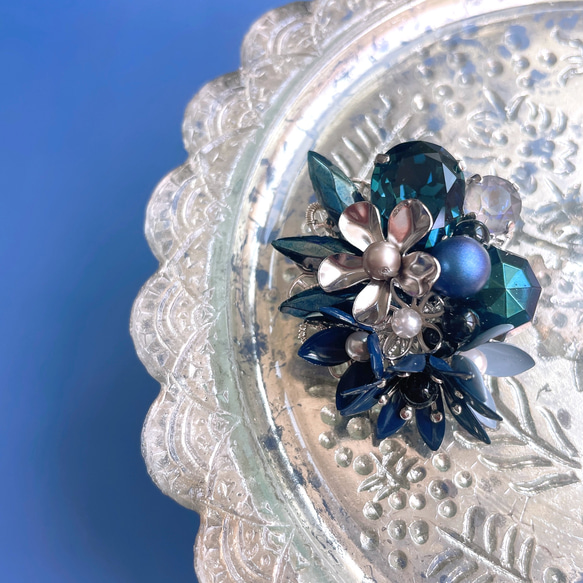 【送料無料】フランスビンテージパーツとお花のビジューブローチ -Mysterious blue- 晴れやかブルー2024 1枚目の画像