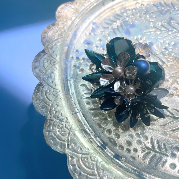【送料無料】フランスビンテージパーツとお花のビジューブローチ -Mysterious blue- 晴れやかブルー2024 3枚目の画像