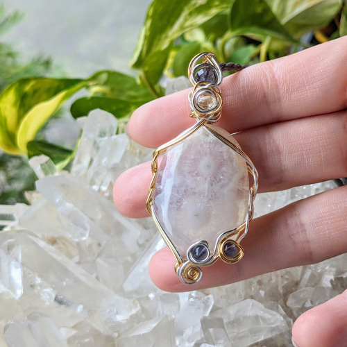 秘めた虹☆iolite エンジェルフェザーフローライト マクラメ