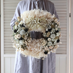 (40cm)   布花のダリアとドライフラワーのアジサイとタンポポの綿毛のボリュームリース/開店祝い/母の日/店舗装飾 5枚目の画像