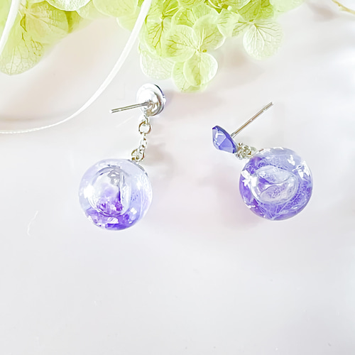 アメジストと水色紫陽花の花びらガラスドームピアス／イヤリング 