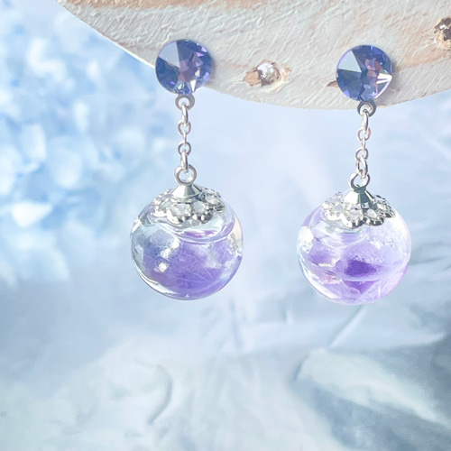アメジストと水色紫陽花の花びらガラスドームピアス／イヤリング 