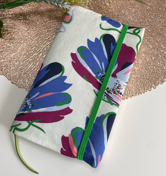 新書、コミックサイズ リバティ ページがバラけないブックカバー ダンシングフラワーズ ブックカバー kijigasuki 通販｜Creema