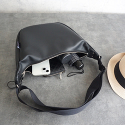 エコレザー2way丸型ワンショルダーバッグ（MONOTONE）コンパクトで大容量【hobo bag】 5枚目の画像