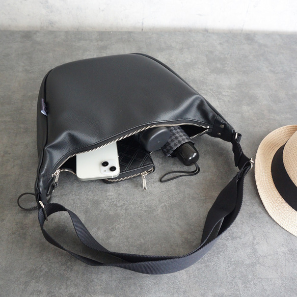 生態皮革 2way 圓形單肩包 (MONOTONE) 小巧大容量 [hobo bag] 第5張的照片