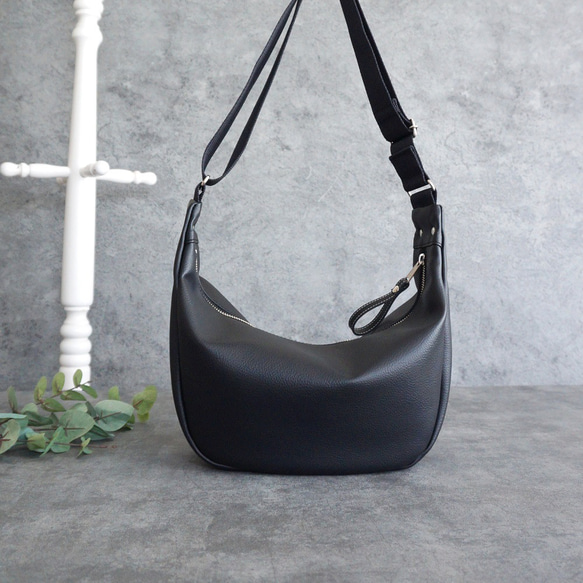 エコレザー2way丸型ワンショルダーバッグ（MONOTONE）コンパクトで大容量【hobo bag】 2枚目の画像