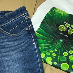 【受注生産（毎月1と5の付く日発注）高品質 癒しグリーンの蓮のグラフィックアートセレブTシャツ  お洒落 3枚目の画像