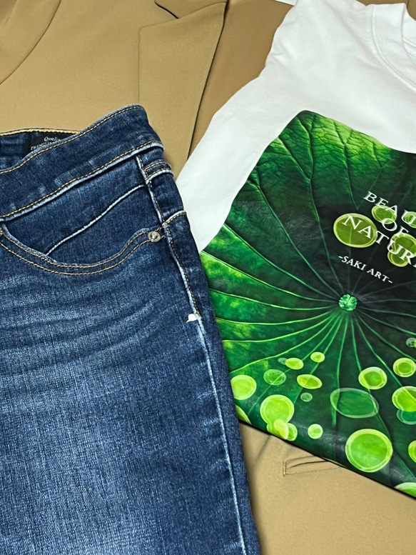 【受注生産（毎月1と5の付く日発注）高品質 癒しグリーンの蓮のグラフィックアートセレブTシャツ  お洒落 3枚目の画像
