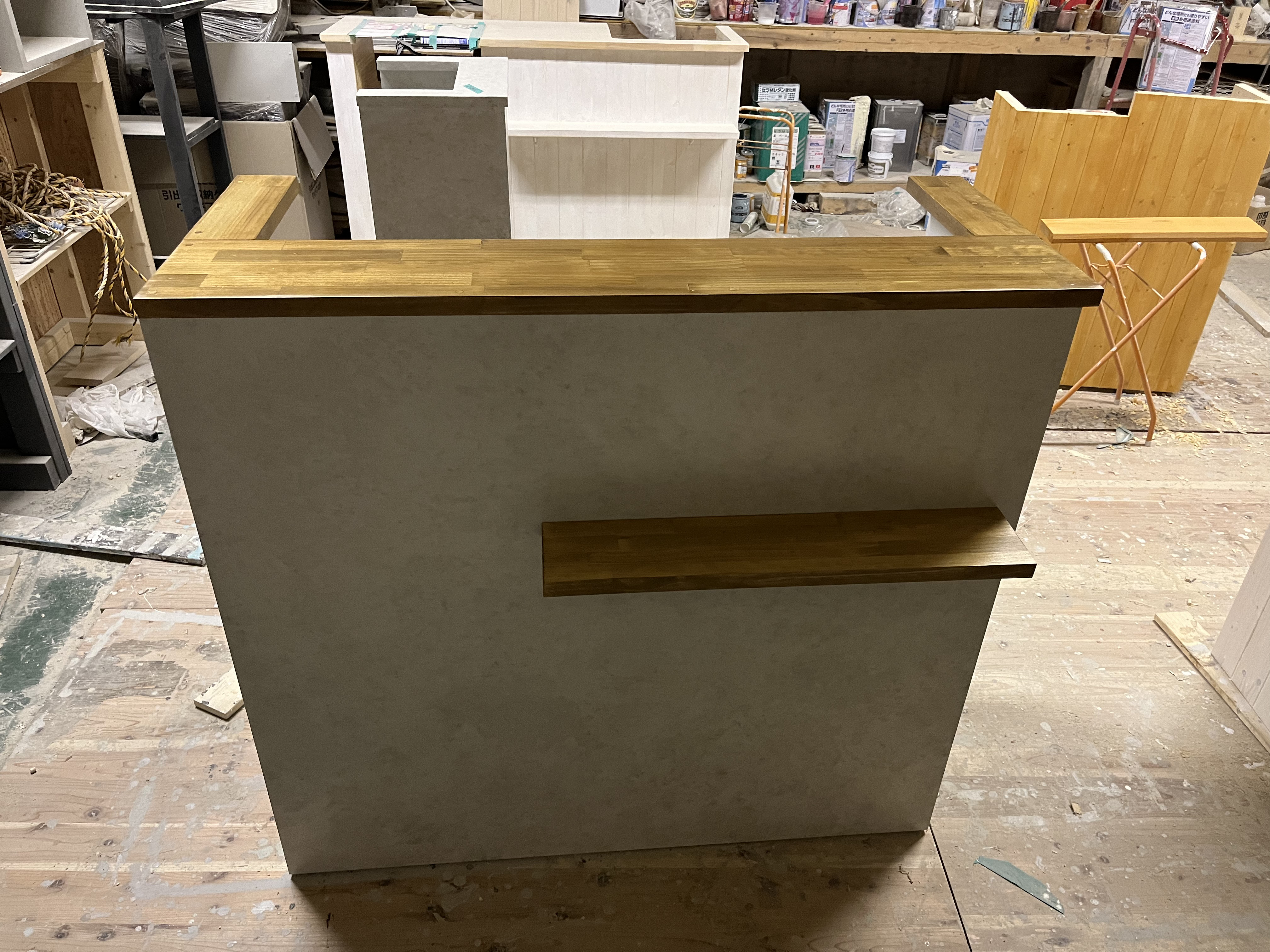 幅100✖︎高さ105✖︎奥行き47センチ。 石っぽい　レジカウンター　受付カウンター 54,840円
