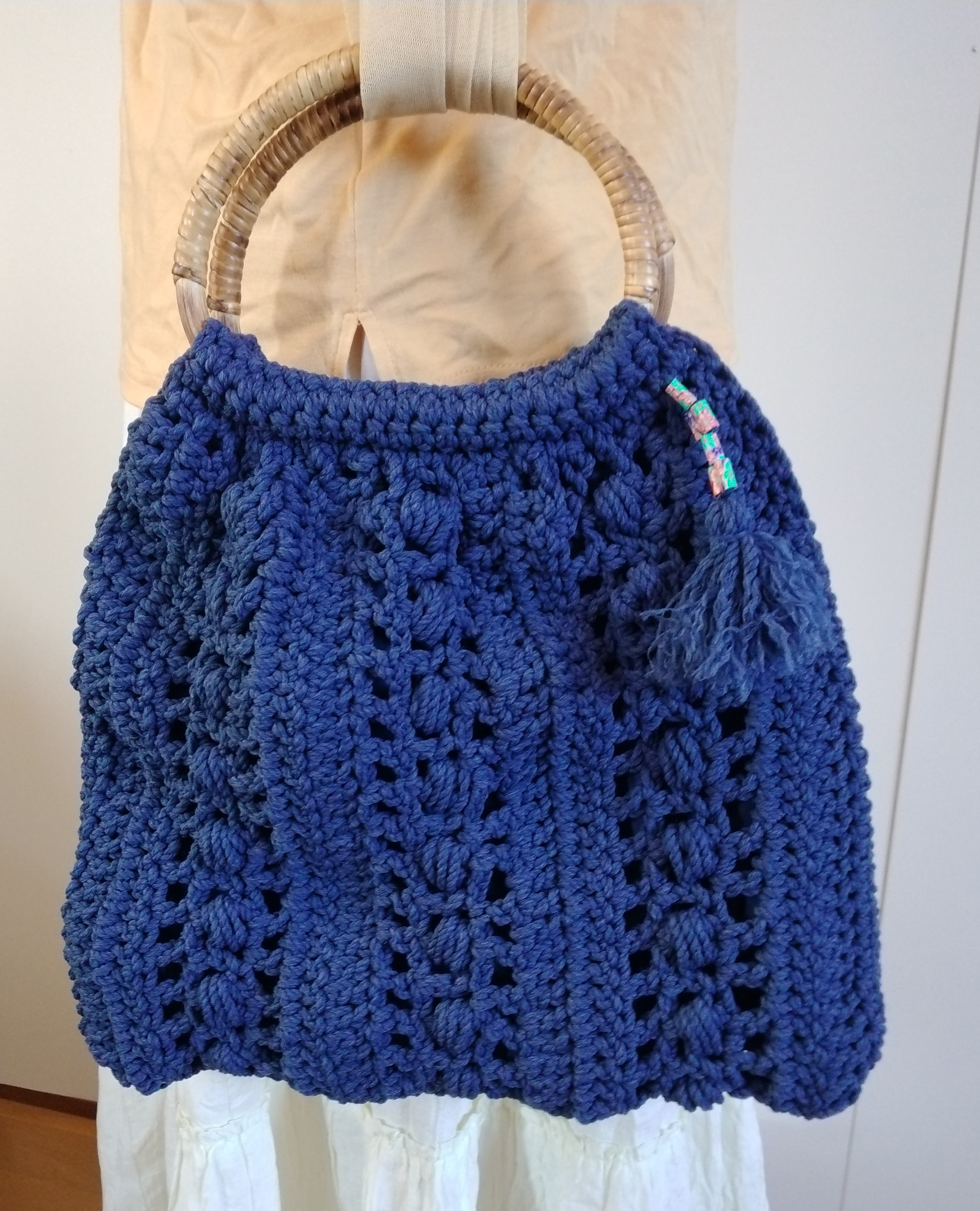 値下げしました～～！！　　母の日のプレゼントに如何でしょうか？　夏らしい、籐ハンドルバッグ～～！！