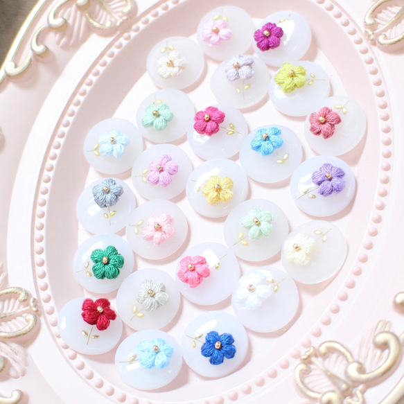 送料込み‼️【誕生石カラー】お花の刺繍×レジン ピアス イヤリング ぷっくりお花 パステル ビビット 2枚目の画像