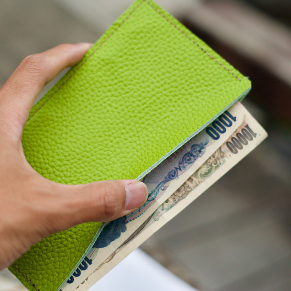 爽やかな抹茶グリーンの本革レザーのシンプル札入れ財布 紙幣お札が
