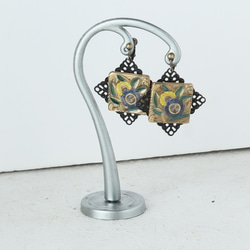 チェコガラスボタン　二輪のお花スクエアボタンのイヤリング 3枚目の画像