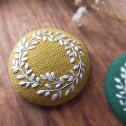 【ナチュラルリース 】 手刺繍ブローチ 38mm マスタード 2枚目の画像