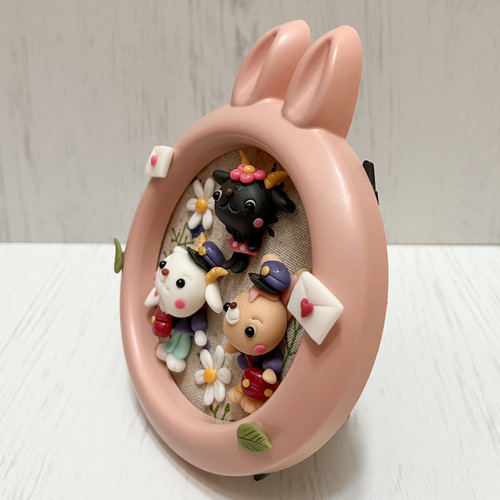 うさぎピンクフレーム 白やぎ、黒やぎ郵便屋さん☆ミニチュア 粘土細工