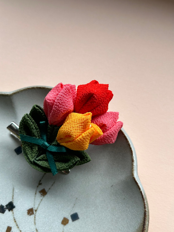 チューリップの花束が可愛いブローチ　つまみ細工　大人はもちろん小中学生にもぴったり　インテリアにも　プレゼントにも 2枚目の画像