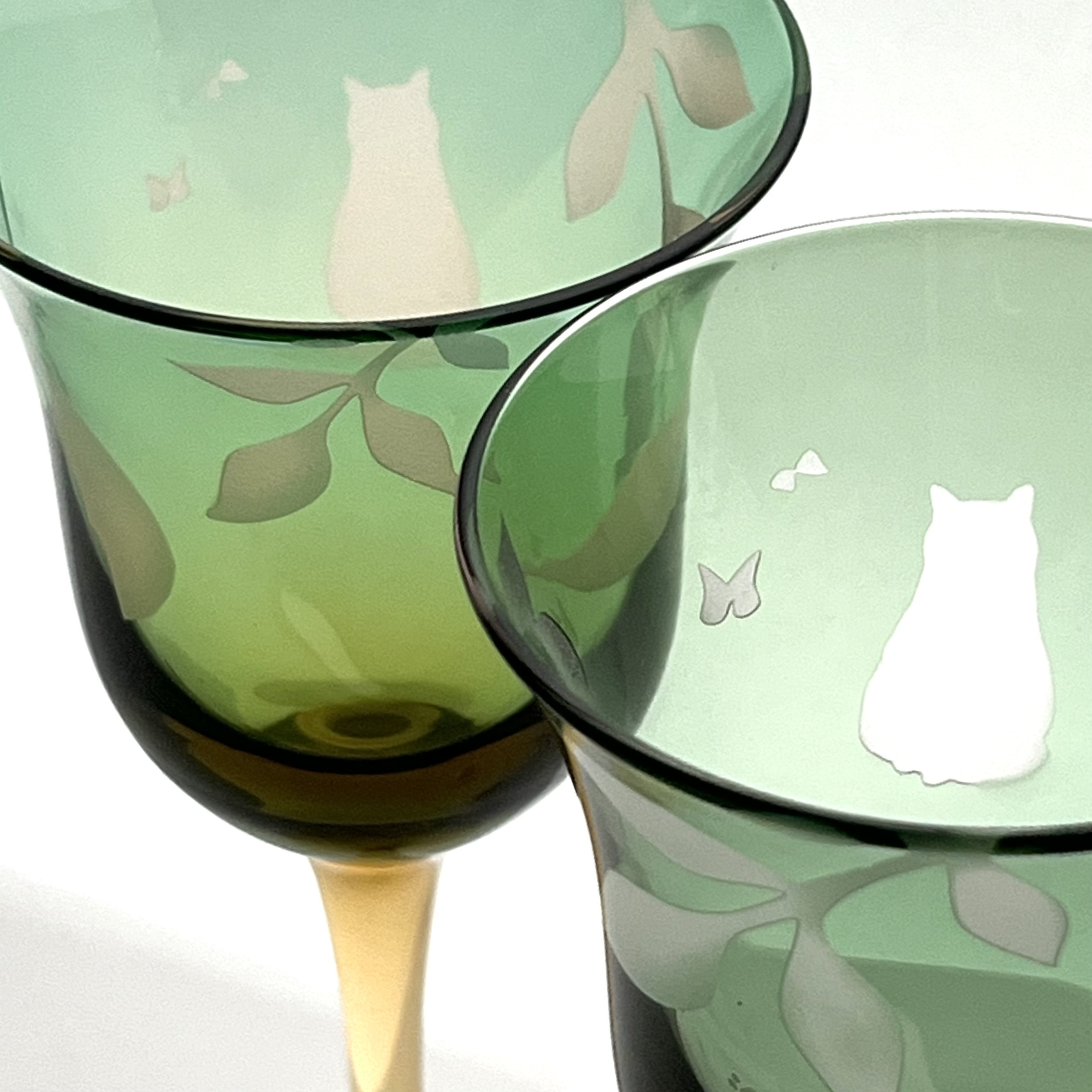 【sale】ペアワイングラス　ネコの休日　グリーン✖️ピンク、アンバー　ラッパ型ワイングラス