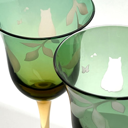 【江戸硝子】ペアワイングラス　ネコとリーフと蝶々　グリーン✖️ピンク、アンバー　展開型　ラッパ型ワイングラス 1枚目の画像