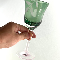 【江戸硝子】ペアワイングラス　ネコとリーフと蝶々　グリーン✖️ピンク、アンバー　展開型　ラッパ型ワイングラス 3枚目の画像