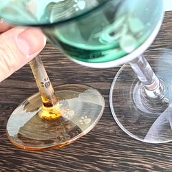 【江戸硝子】ペアワイングラス　ネコとリーフと蝶々　グリーン✖️ピンク、アンバー　展開型　ラッパ型ワイングラス 4枚目の画像