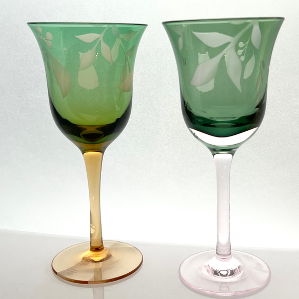【江戸硝子】ペアワイングラス　ネコとリーフと蝶々　グリーン✖️ピンク、アンバー　展開型　ラッパ型ワイングラス 2枚目の画像