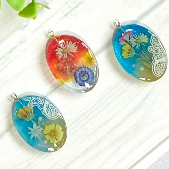 花咲くゼリー色の楕円形レジンアクセサリー ネックレス・バッグ