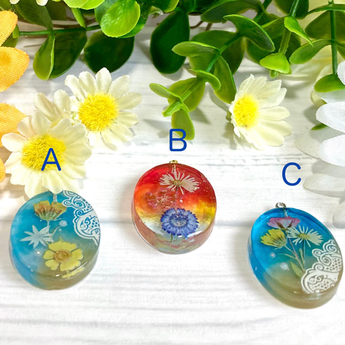 花咲くゼリー色の楕円形レジンアクセサリー ネックレス・バッグ