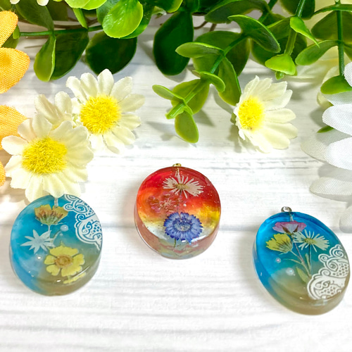 花咲くゼリー色の楕円形レジンアクセサリー ネックレス・バッグ