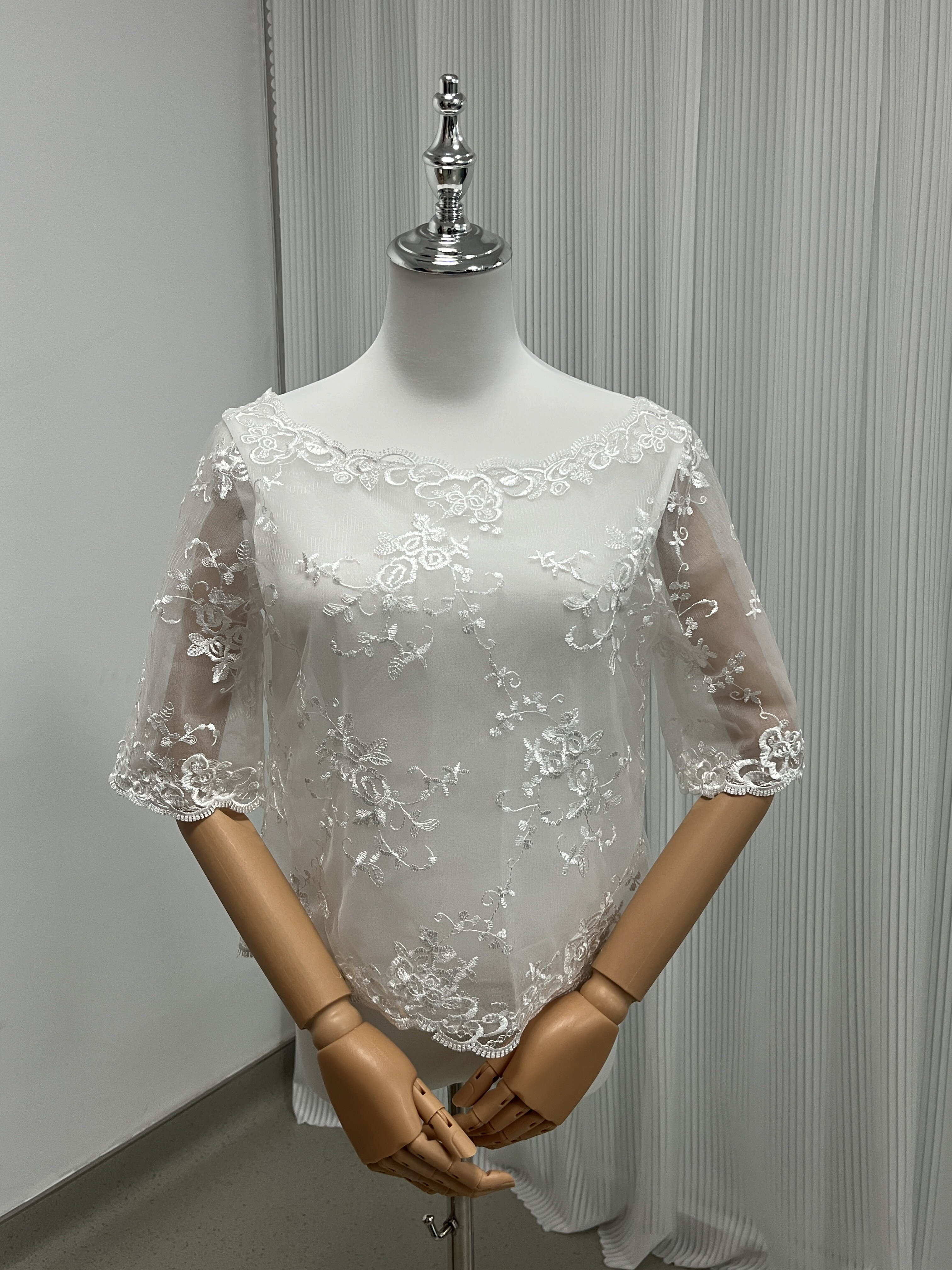 送料無料！フェミニンなフレームレースの袖トップス 揺らめく裾 七分袖丈 くるみボタン ブライダル