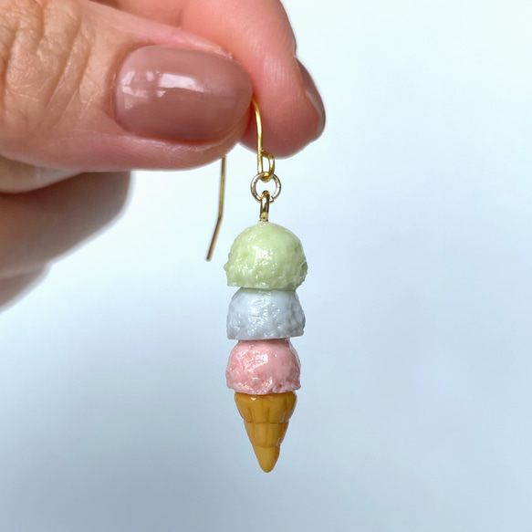 【ミニチュアアイス】6色の虹色アイスクリームのピアス　　イヤリング　ミニチュアフード　 6枚目の画像
