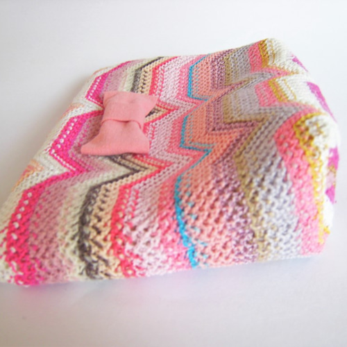 ピンクのジグザグ模様のミッソーニ柄のポーチ ポーチ パインツリー