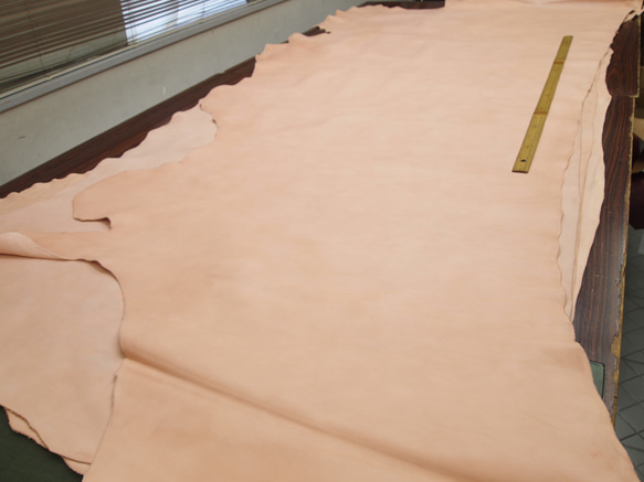 姫路レザー　ソフトスムース　牛革　珊瑚色（さんごいろ）　半裁（210ds）　皮革　レザー　革　ラスト1枚 2枚目の画像