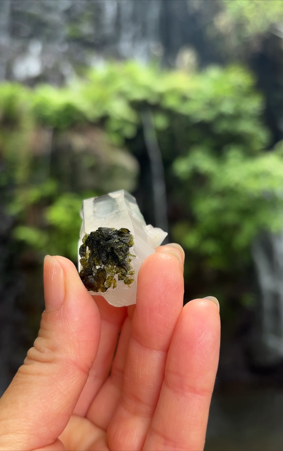 緑簾石（エピドート）with水晶ポイント☆55.5mm☆瀧川神社にて浄化☆ 19枚目の画像