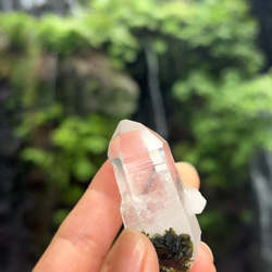 緑簾石（エピドート）with水晶ポイント☆55.5mm☆瀧川神社にて浄化☆ 8枚目の画像