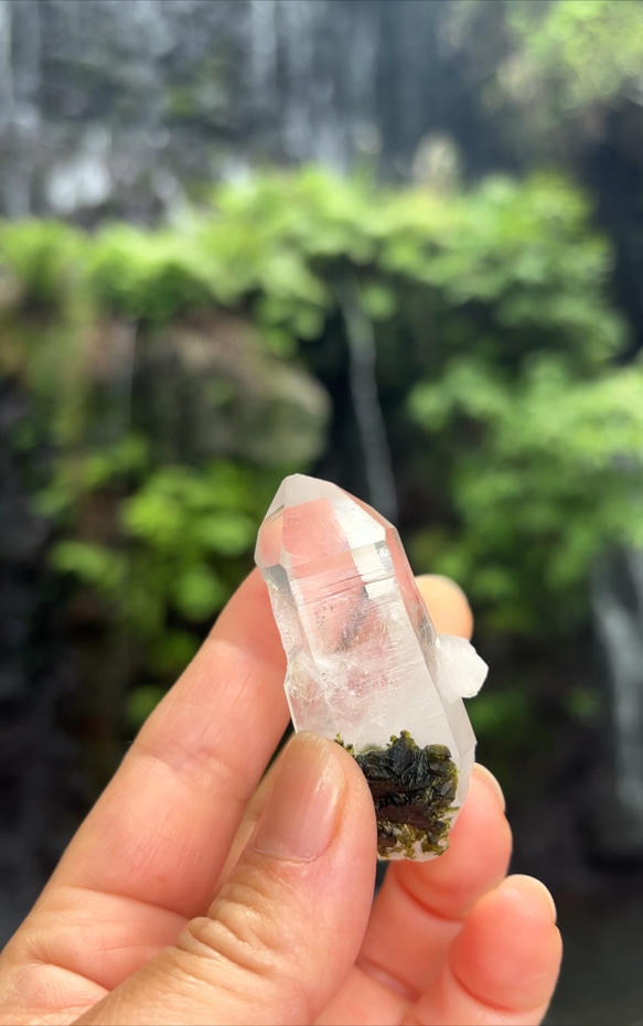 緑簾石（エピドート）with水晶ポイント☆55.5mm☆瀧川神社にて浄化☆ 8枚目の画像