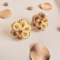 タティングレースの小花のピアス レモンイエロー ブラウン バイカラー アシンメトリー 3枚目の画像