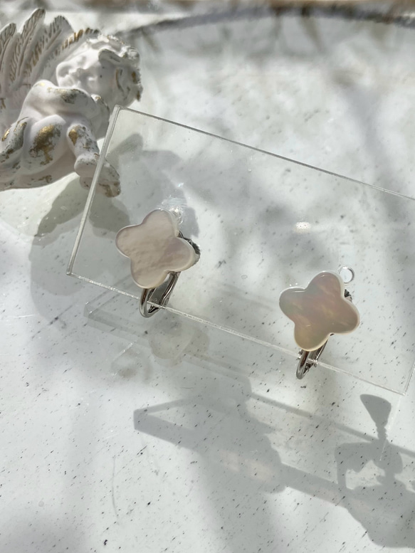 金属アレルギー対応　白蝶貝13㎜　マザーオブパール　16kgp  バネ式イヤリング 1枚目の画像