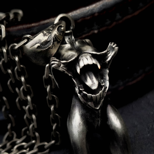 引き裂かれたモンスター女性の体925シルバーペンダント-轟音