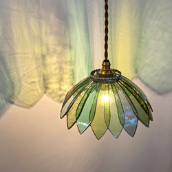 ステンドグラスのペンダントランプ 8角3段 ピンク、虹色クリア