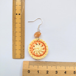 刺繍糸で編んだLeikkiaピアス（オレンジとイエロー） 4枚目の画像
