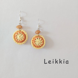 刺繍糸で編んだLeikkiaピアス（オレンジとイエロー） 3枚目の画像