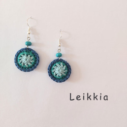 刺繍糸で編んだLeikkiaピアス（ブルー、薄いブルー、グリーン） 2枚目の画像