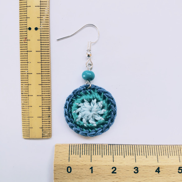 刺繍糸で編んだLeikkiaピアス（ブルー、薄いブルー、グリーン） 4枚目の画像
