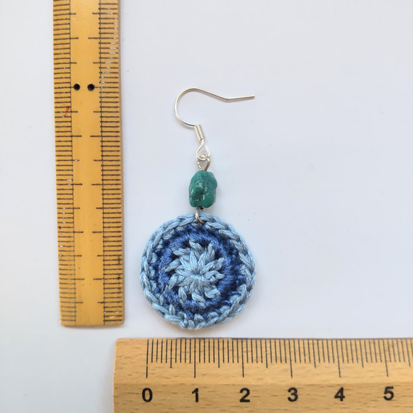 刺繍糸で編んだLeikkiaピアス（ブルーと薄いブルー） 4枚目の画像