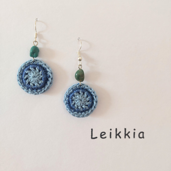 刺繍糸で編んだLeikkiaピアス（ブルーと薄いブルー） 3枚目の画像