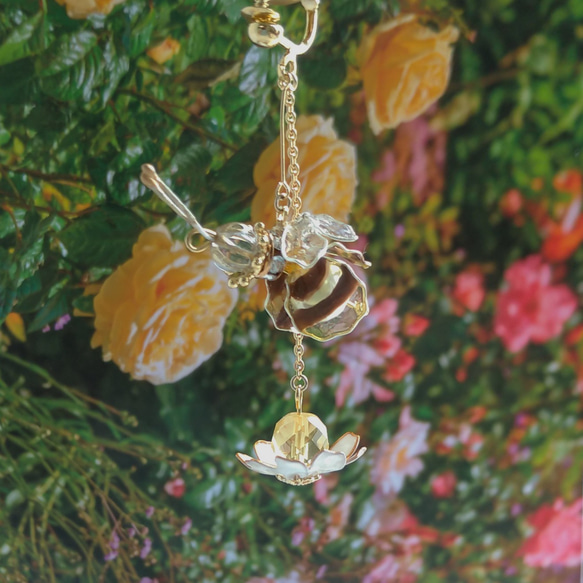 ミツバチの揺れるイヤリング 2枚目の画像