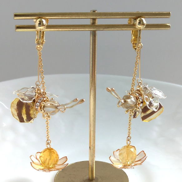 ミツバチの揺れるイヤリング 5枚目の画像