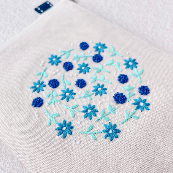 16センチファスナー手刺繍フラットポーチ（アイボリー） 2枚目の画像